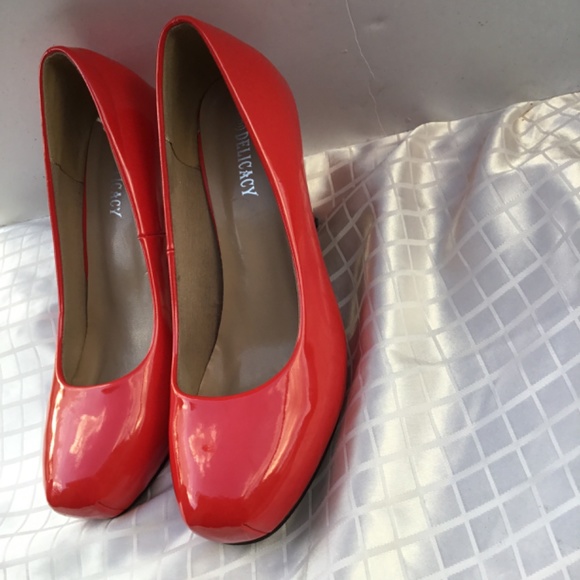 Women’s Delicacy Red Pumps - Picture 3 of 8
